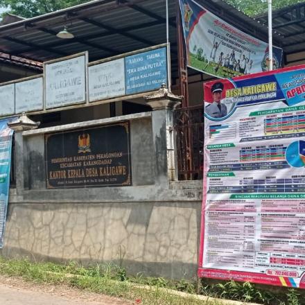 Pemasangan Papan Infografis Laporan Realisasi APBDES Tahun 2021