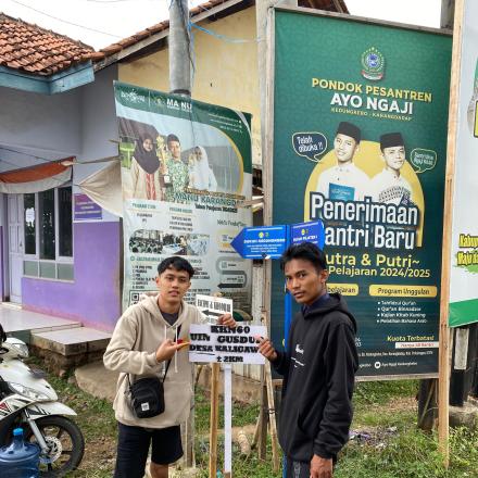 Pemasangan Plang Posko dan Interaksi Dengan Masyarakat di Desa Kaligawe