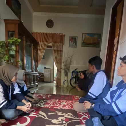 Kegiatan KKN Koordinasi Acara Ibu-ibu PKK dan Membantu PKD Desa Kaligawe