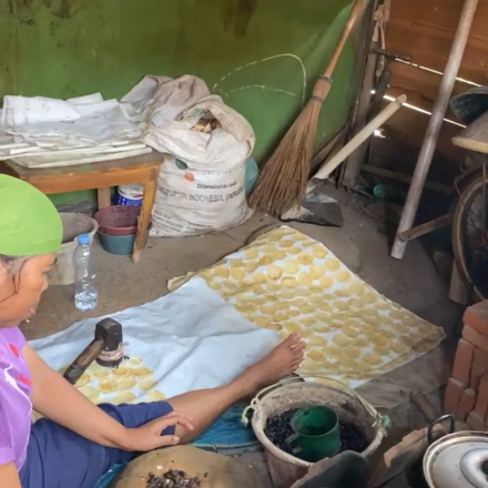 Kunjungan Mahasiswa KKN UIN Gusdur Kelompok 40 ke Pengrajin Emping di Desa Kaligawe