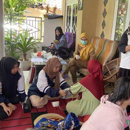 Kegiatan KKN Desa Kaligawe: Posyandu ILP, Sosialisasi Stunting, dan Persiapan Acara PKK di Balai Des