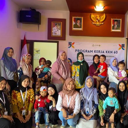 Sosialisasi Gaya Hidup Bersih Sehat Bebas Stunting oleh Bidan Desa Kaligawe di Balai Desa Kaligawe.