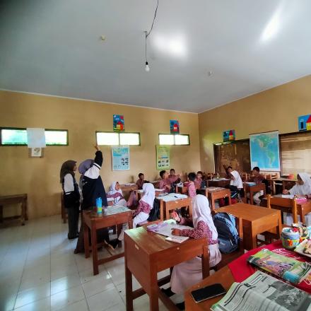 Pengajaran di SD dan Sosialisasi Pencegahan Stunting di Desa Kaligawe