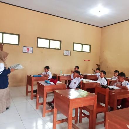 Mahasiswa KKN Tingkatkan Pemahaman Siswa SDN Kaligawe dalam Mapel Bahasa Indonesia