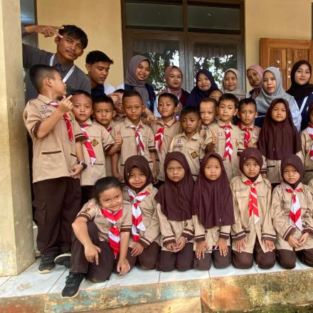 Kegiatan KKN UIN Gusdur Angkatan 40 Kelompok 60 Desa Kaligawe Berpamitan Dengan Siswa SD N Kaligawe