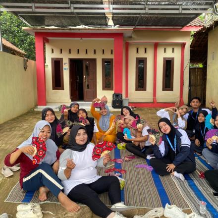 Senam Sehat Minggu Pagi dan Pembuatan Kipas Tangan Dari Limbah Konveksi