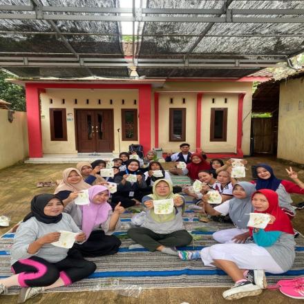 Workshop Eco Print Bersama Ibu-Ibu PKK Desa Kaligawe