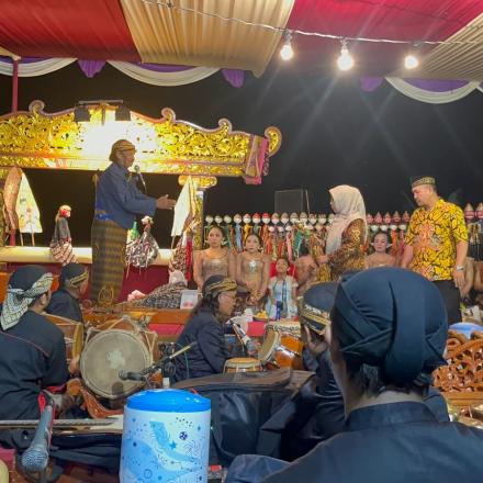 MELESTARIKAN BUDAYA MELALUI PAGELARAN WAYANG GOLEK KI DALANG H. WAHYUDIN BERSAMA ASMORO LARAS 
