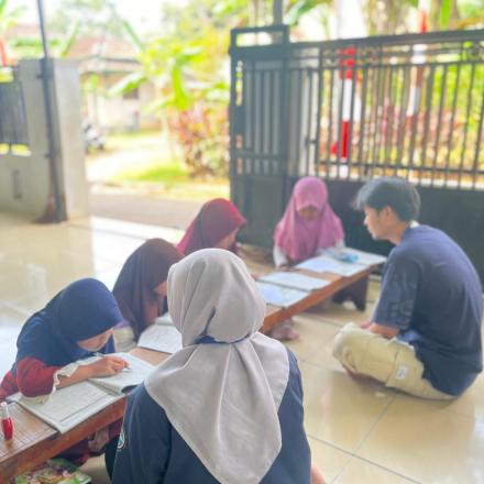 Belajar Asyik dengan KKN: Bimbel untuk Siswa TK-SD