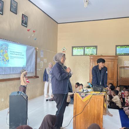 Mahasiswa KKN Kolaborasi 23 Gelar Sosialisasi Pemilahan Sampah di SDN Kaligawe 